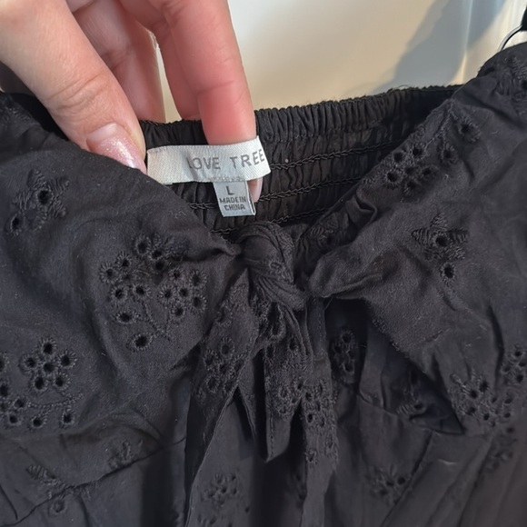 Love tree- Black Cropped Top with Eyelet Detail size Large - Picture 11 of 11